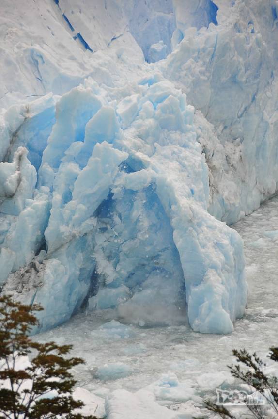 Um arco de gelo entra em colapso no glaciar Perito Moreno, no parque Nacional Los Glaciares, região de El Calafate, no sul da Argentina (foto 5 de 10)